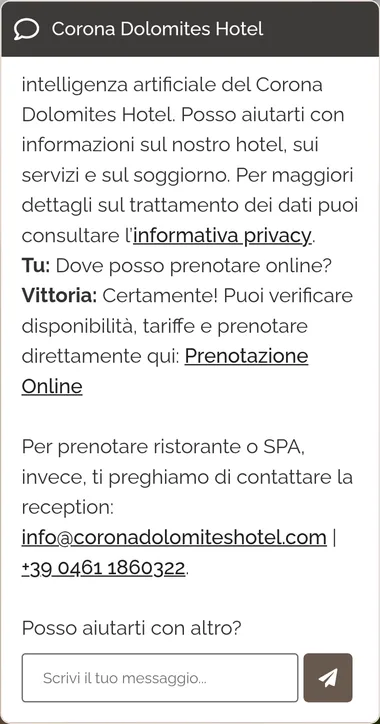 Schermata reale: alla domanda su dove prenotare online, Vittoria fornisce il collegamento al sistema di prenotazione dell’hotel e i contatti della reception per ristorante e SPA.